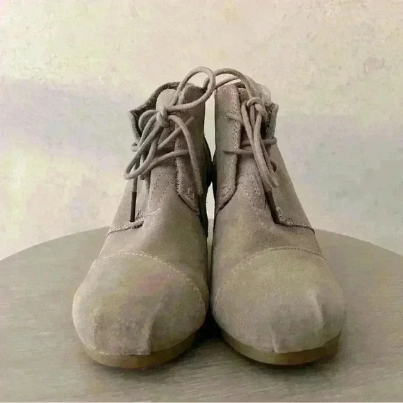 TOMS 8 WOMENS TAN WEDGE ANKLE BOOTIE Faux Suede Preppy Fall Hipster Girly Shoes - Picture 2 of 11